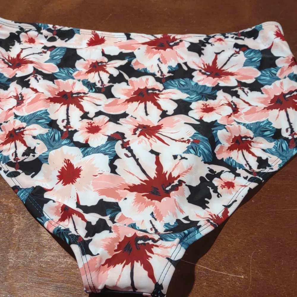 NWOT Woman Swim Bottoms Size L - Picture 3 of 6